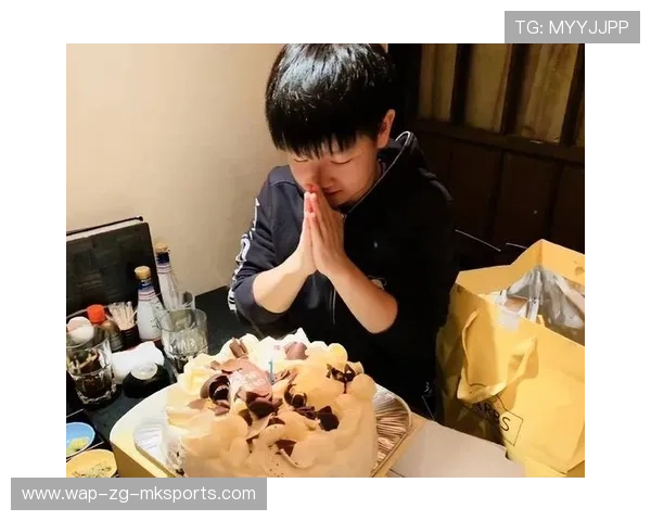 球员生日在赛场庆祝，俱乐部与国家队共同庆贺，球员生日在赛场庆祝,俱乐部与国家队共同庆贺英文