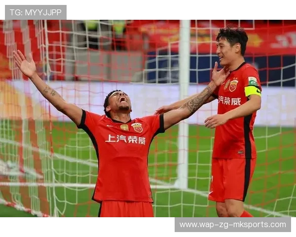 河南队古斯塔沃弧顶停球后爆射，皮球直奔网角