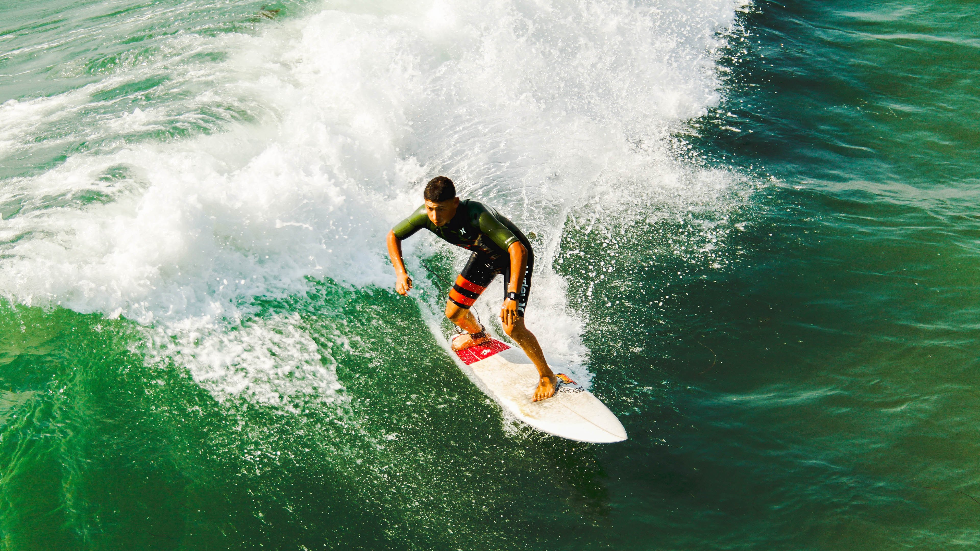 切尔西中后场紧逼有效限制对手发挥，切尔西中场球员