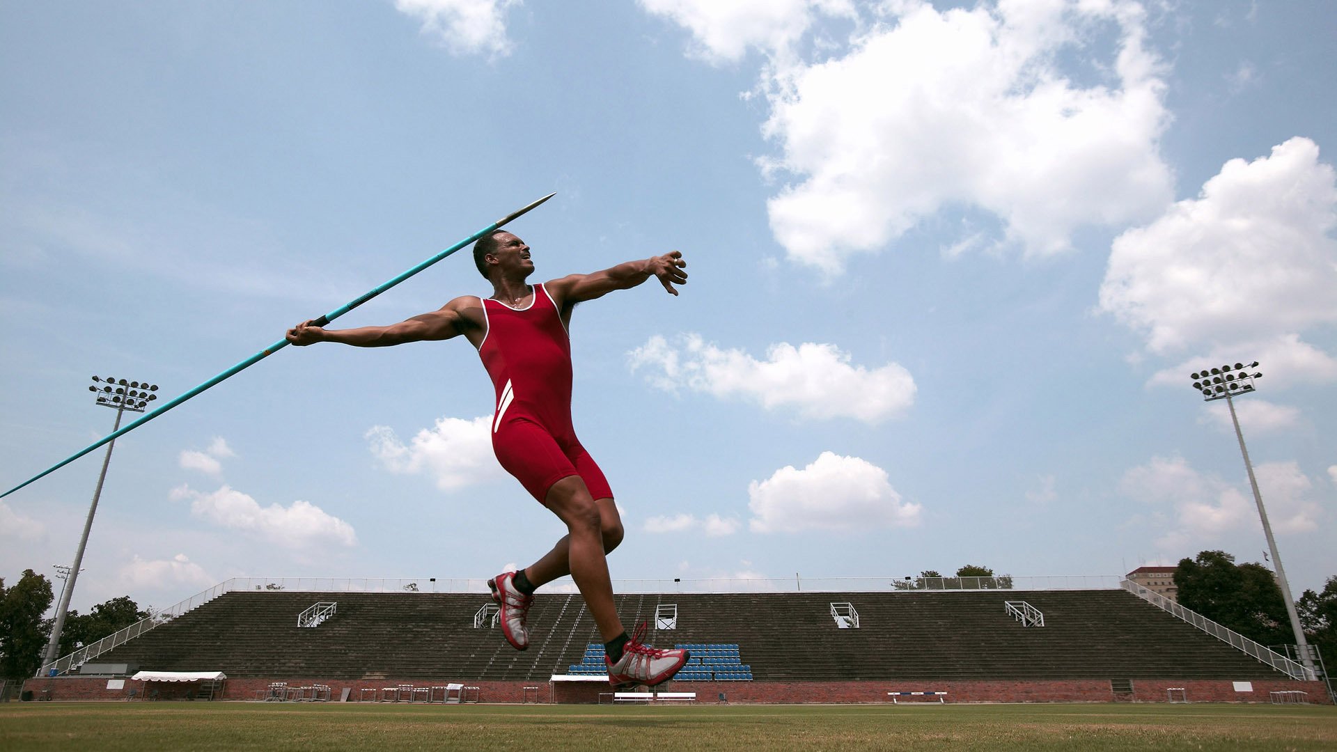 李恩：凭借出色的视野和精准传球，他提升了全黑队进攻效率，李恩壁因一件球衣爆红