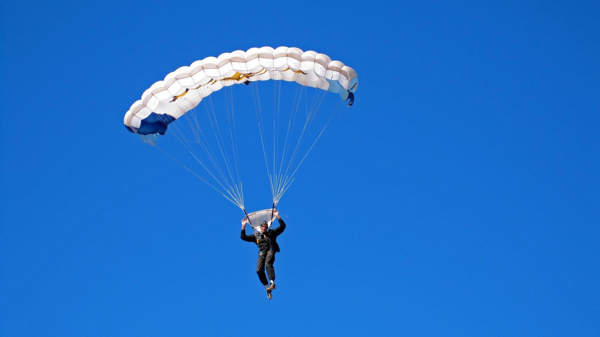热刺回撤防守及时扼制对手推进节奏，热刺回放
